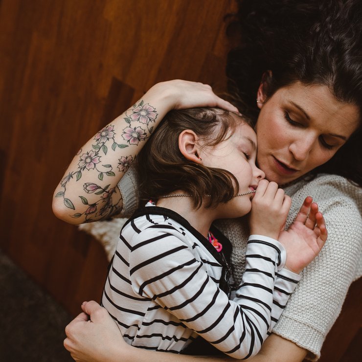 Maman enlacant sa fille tatouage