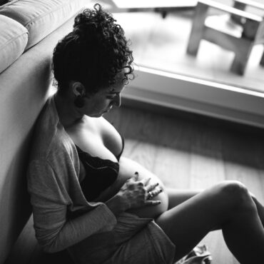 Future maman enceinte noir blanc