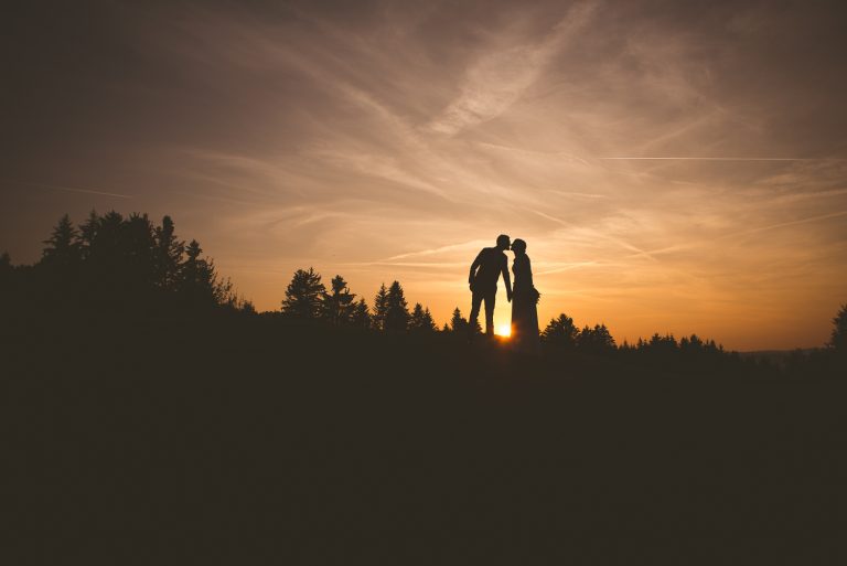 Couple de jeune mariés coucher de soleil decoupage