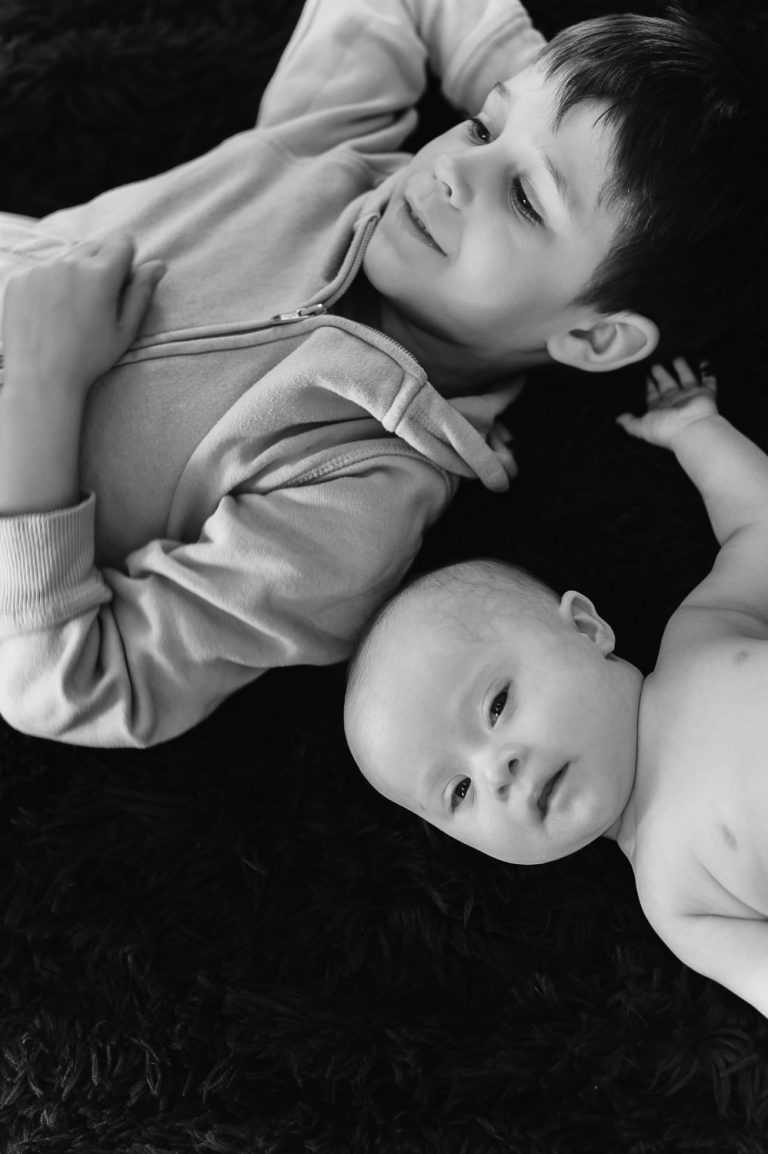Bébé avec Syndrome de Down et son frère