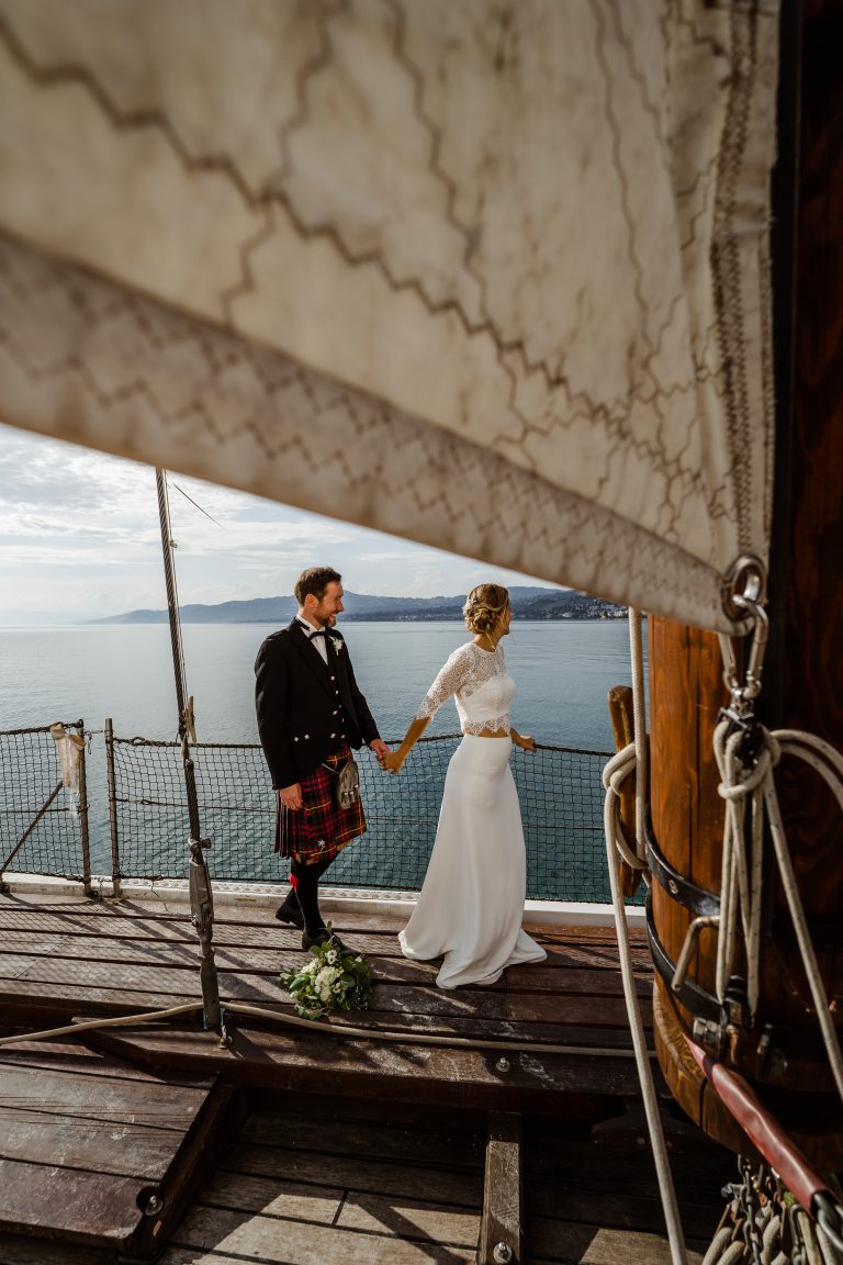 Couple durant son mariage marchant sur le pont de la Demoiselle à Villeneuve Vaud suisse